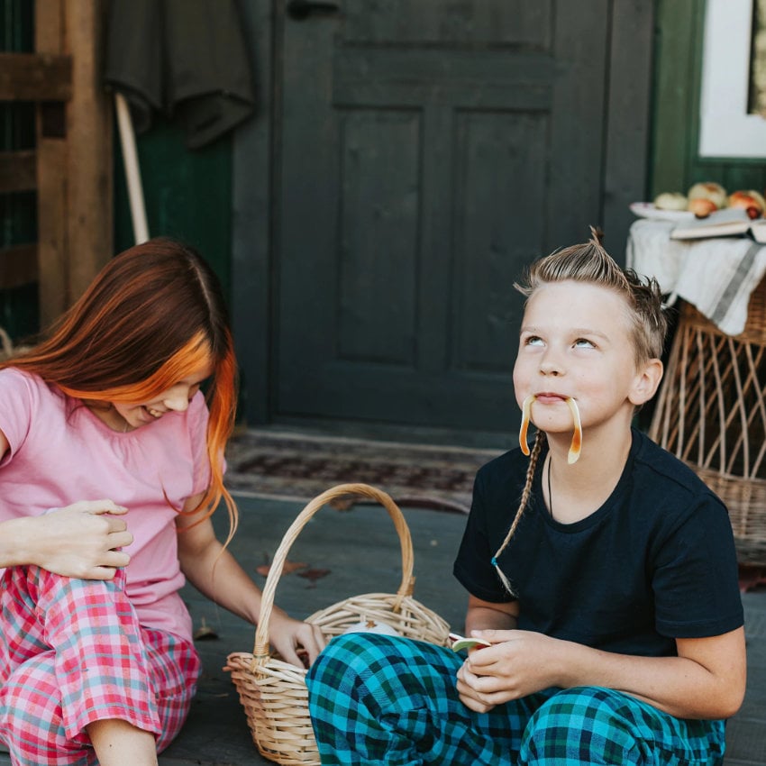 kinder sitzen vor Haustür