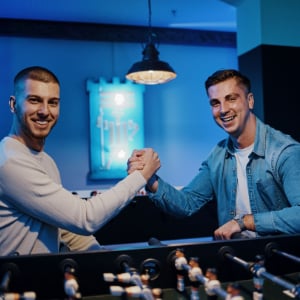 handschlag-zurich-mitarbeiter_300x300_2023_02