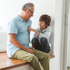 herzinfarkt_300x300_2022_11 Junge hört Herz seines Großvaters ab