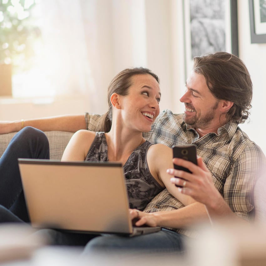 EBKJCD_850x850 Pärchen mit Laptop auf Sofa