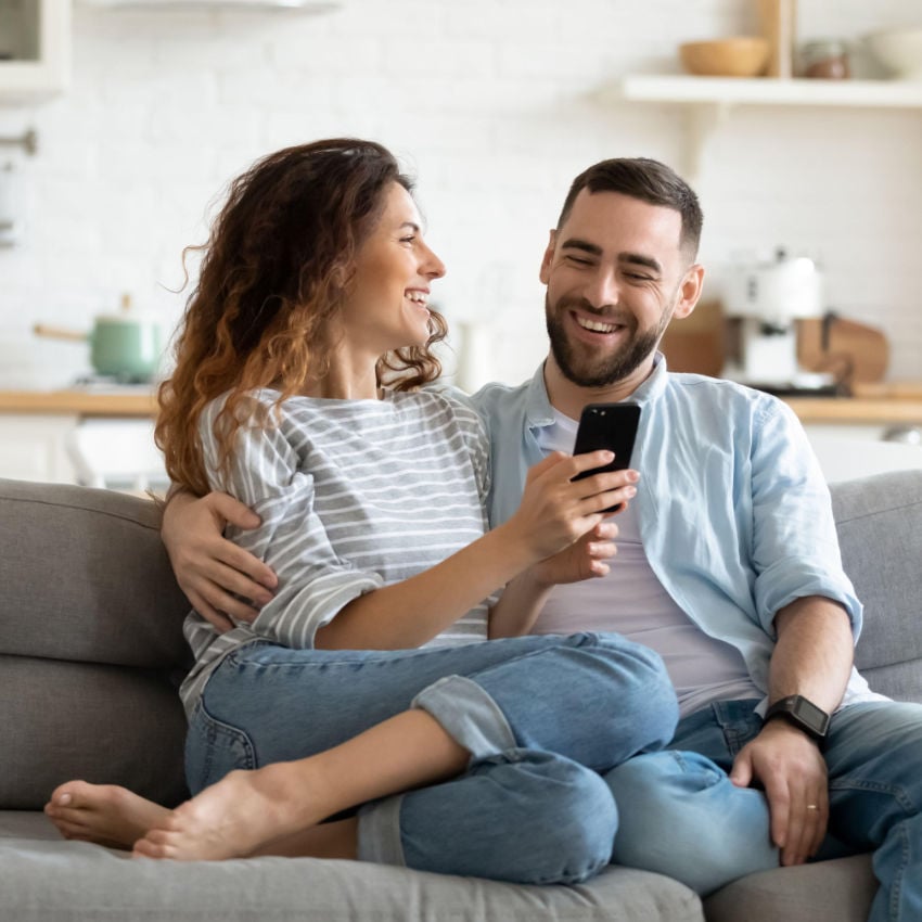 2D6MC2H_850x850 Fröhliches Pärchen auf Sofa