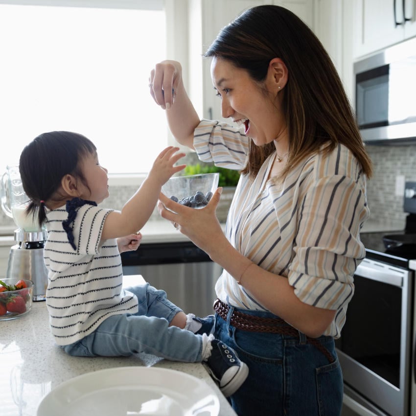 T7W860_850x850 Frau scherzt mit kleiner Tochter in Küche