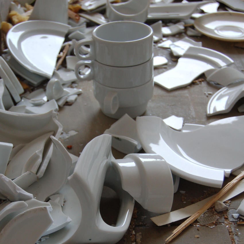 2PP6W9B_850x850 zerbrochenes Geschirr