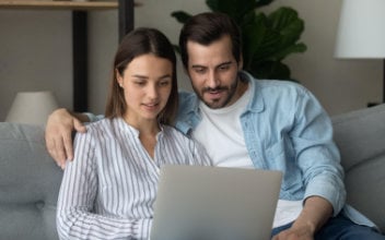 hpv-wechseln_352x220_2023_08 Mann und Frau blicken gemeinsam auf Laptop