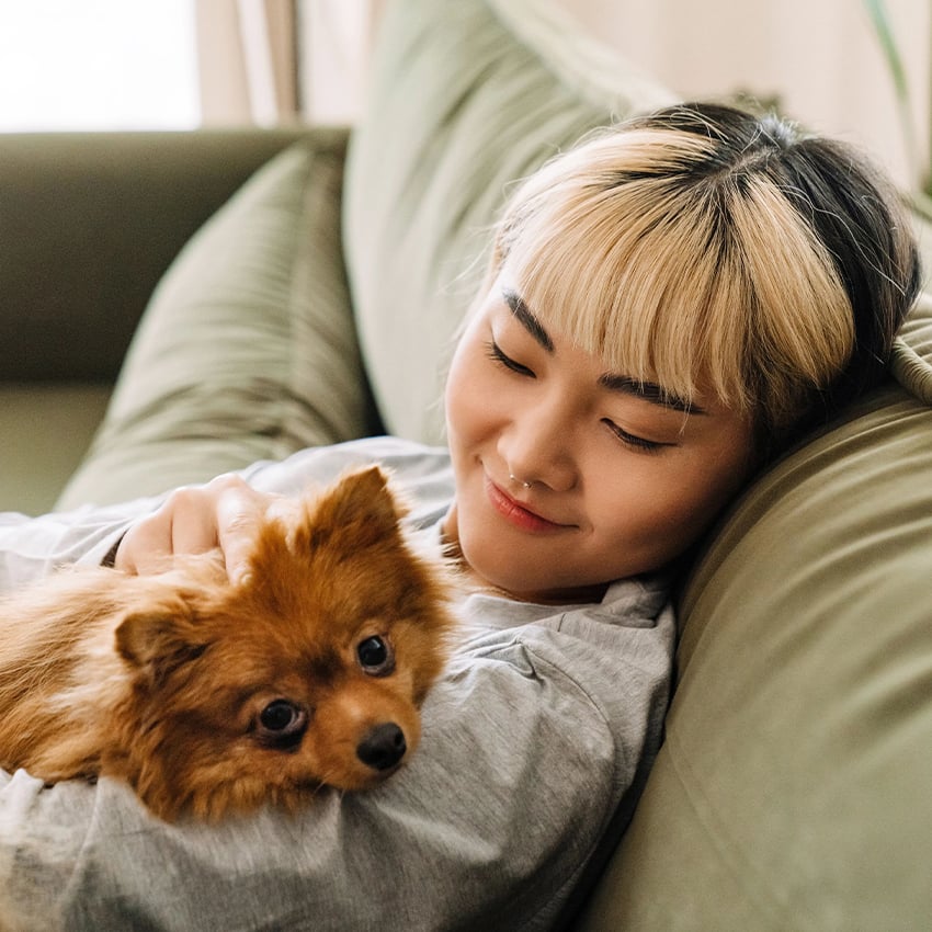 hundebiss_850x850_2024_07 Frau mit Hund im Arm