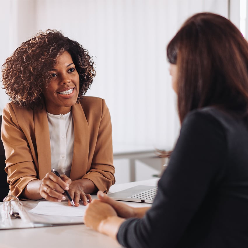 investmentfonds_850x850_2024_07 Zwei Frauen sitzen sich gegenüber am Tisch