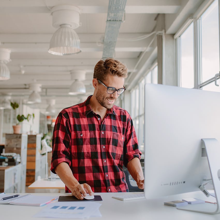 zu-refresh-ueberuns-850x850 junger mann am Schreibtisch