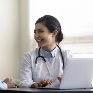 kammerberufler-basis_300x300_2023_04 Ärztin am Schreibtisch