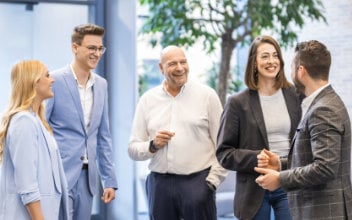 ausgestreckte-haende_352x220_2022_03