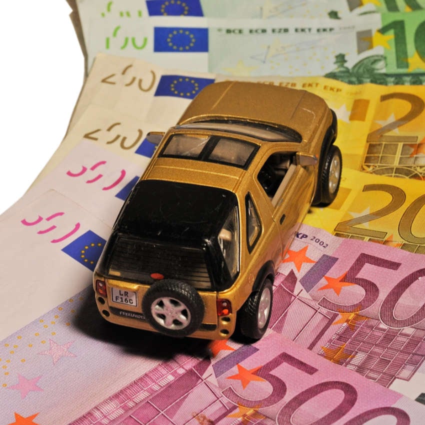 RC0302_850x850 Junge Frau zeigt stolz ihren Führerschein