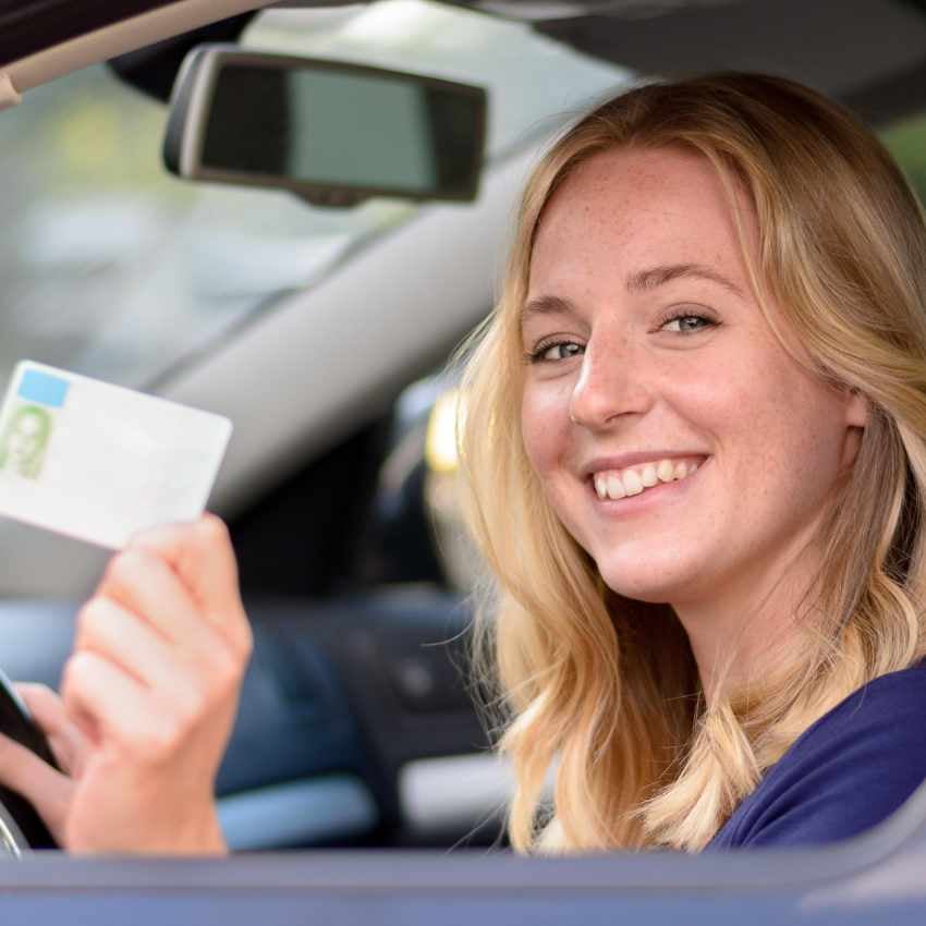 Junge Frau mit Führerschein