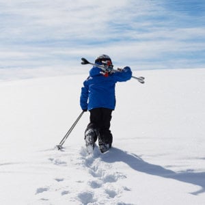 kind-spaziert-durch-schnee_300x300_2023_05 kind-spaziert-durch-schnee_300x300_2023_05