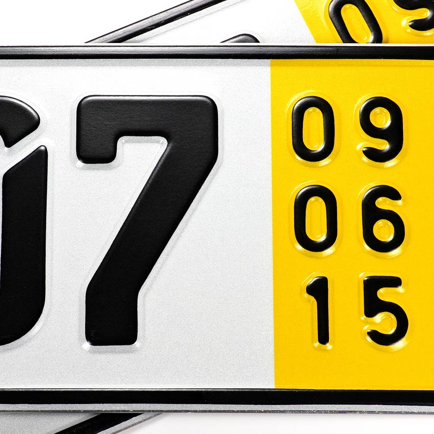 Spielzeugauto auf Banknoten