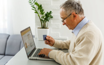 älterer Mann am Laptop