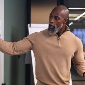 lksg_300x300_2022_12 Mann präsentiert vor Whiteboard