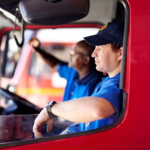 2K2B8HT 2 Männer in LKW-Führerhaus