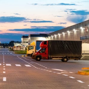 2J45AJB geparkte LKW