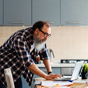 mann-arbeitet-zuhause_300x300_2022_02 mann-arbeitet-zuhause_300x300_2022_02