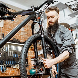 mann-mit-fahrrad_300x300_2025_06