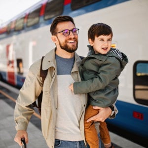 mann-mit-kind-auf-reise_300x300_2023_07 mann-mit-kind-auf-reise_300x300_2023_07