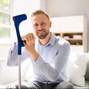 mann-mit-kruecke_300x300_2022_07 mann-mit-kruecke_300x300_2022_07