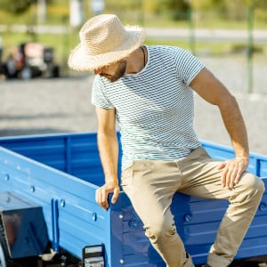 mann-sitzt-auf-anhaenger_300x300_2022_08