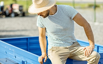 mann-sitzt-auf-anhaenger_352x220_2022_03 mann-sitzt-auf-anhaenger_352x220_2022_03