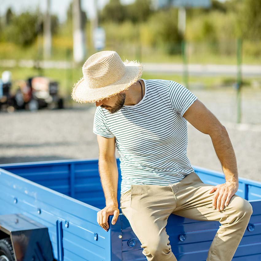 mann-sitzt-auf-anhaenger_850x850_2022_03 mann-sitzt-auf-anhaenger_850x850_2022_03