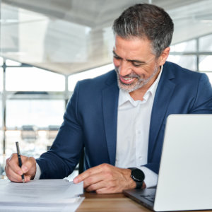 Mann beim Unterzeichnen eines Vertrags