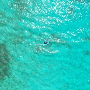 meer-philippinen_300x300_2024_01 Schwimmer in türkisfarbenem Meer