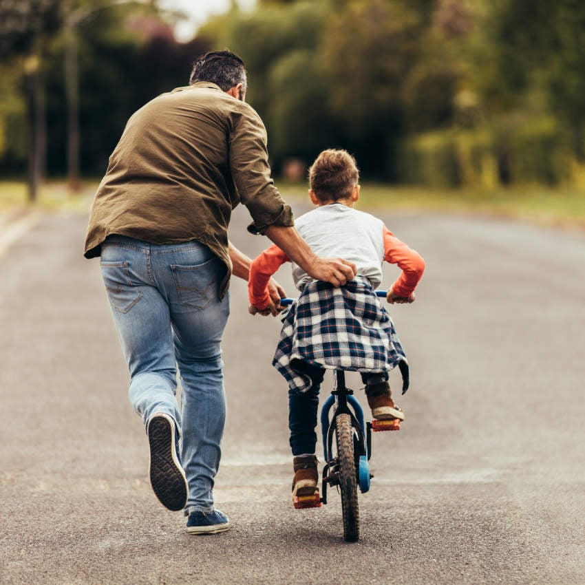 menschenrechte_850x850_2023_11 Vater bringt Sohn radfahren bei