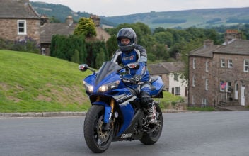 motorrad-vollkasko_352x220_2024_03 Motorradfahrer fährt in Motorradmontur über eine Landstraße