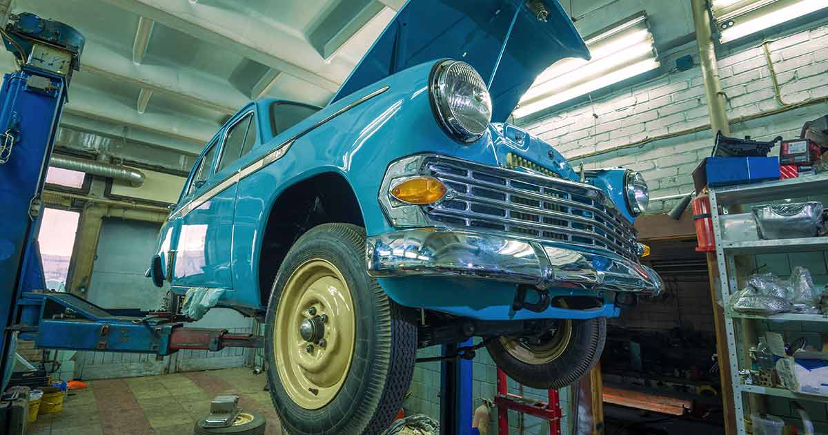 oldtimer in einer Werkstatt