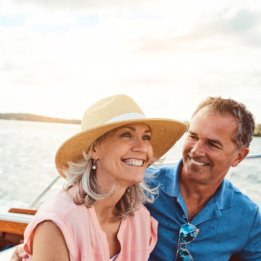 Eine Frau und ein Mann sitzen auf einem Boot