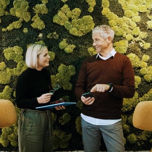 Zurich Teams 162_ret_300x300 Frau und Mann vor Mooswand