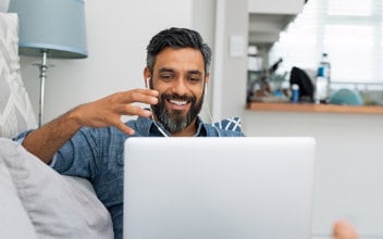 shutterstock_1297116592_352x220 Mann an Laptop