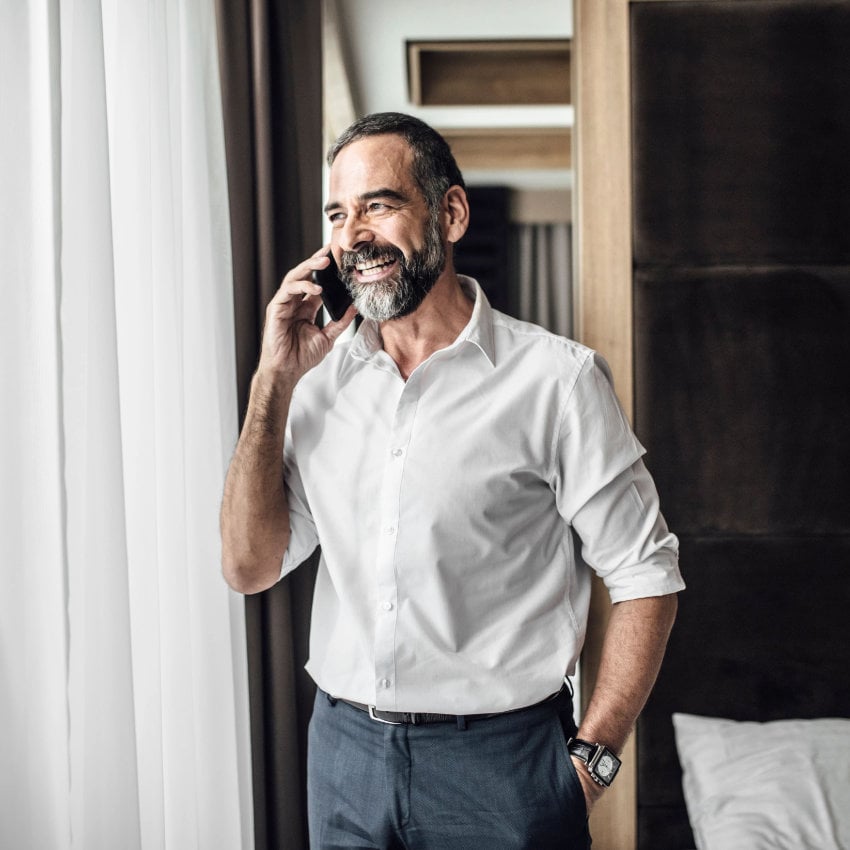 rechtsberatung_850x850_2023_03 Mann am Telefon