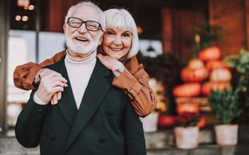 rentenluecke-berechnen_352x220_2024_08 Älteres Ehepaar umarmen sich