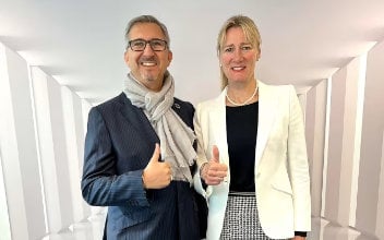 Goran Mazar von KPMG und Petra Riga-Müller von Zurich freuen sich auf die gemeinsame Zusammenarbeit.