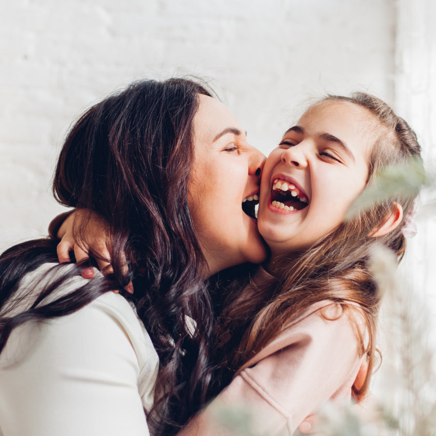 rlv-laufzeit_850x850_2024_12.jpg Lachende Mutter mit fröhlicher Tochter