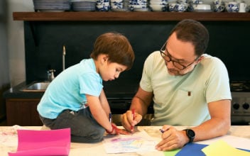 rlv-steuern_352x220_2024_03 Mann mit seinem Sohn beim Malen am Küchentisch