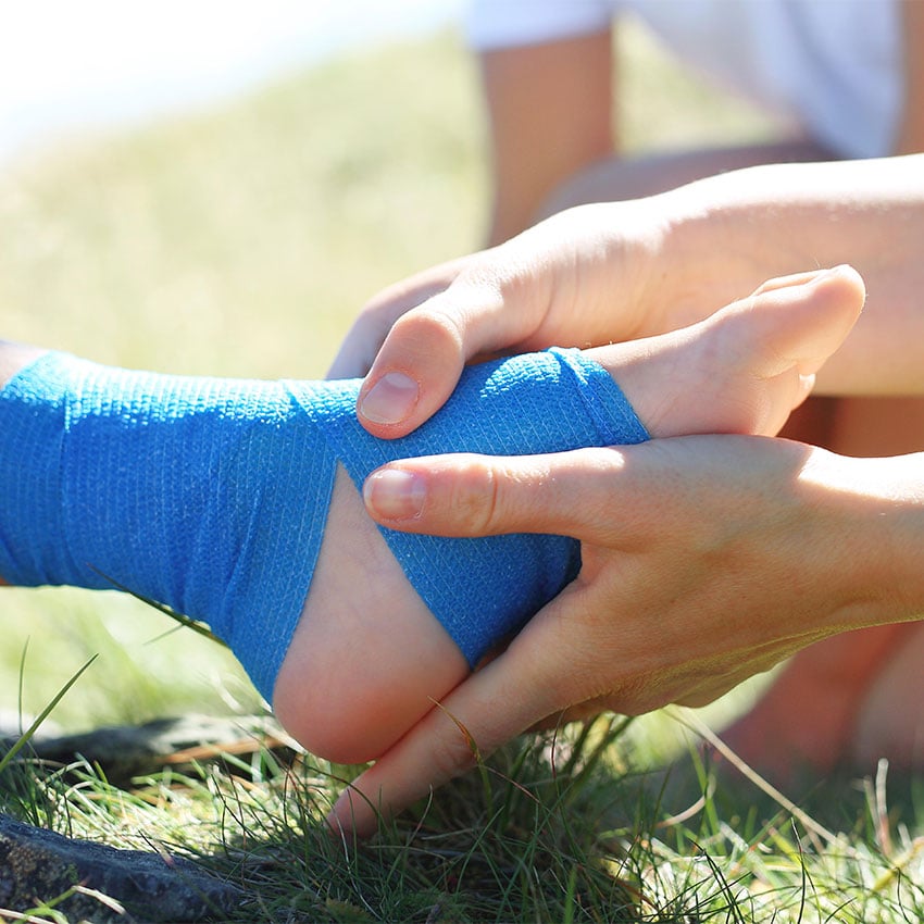 Kind mit verletztem Fuß