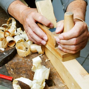 2KF4AK9_300x300 Tischler beim Hobeln