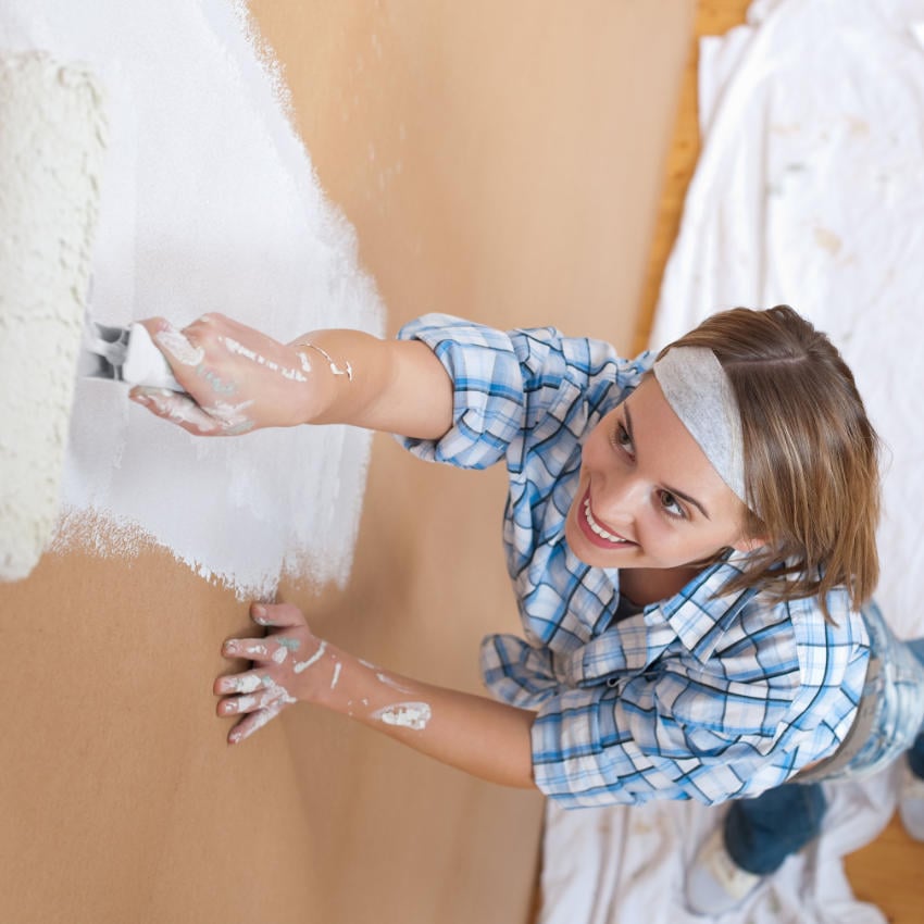Frau beim Streichen einer Wand