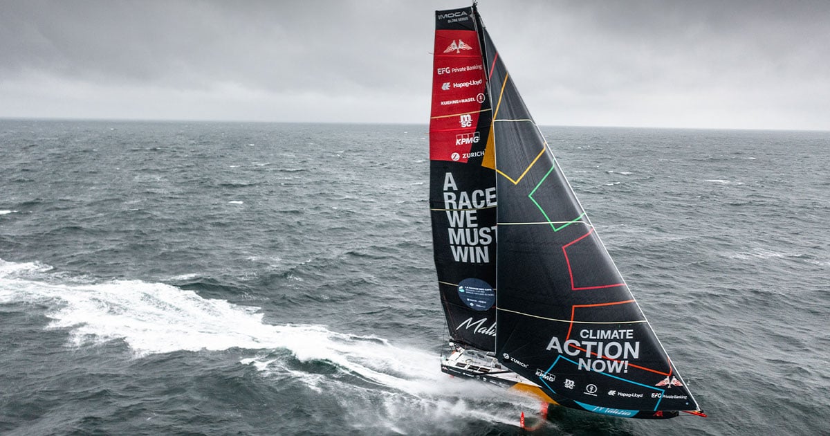 Mann hält sich am Segel fest