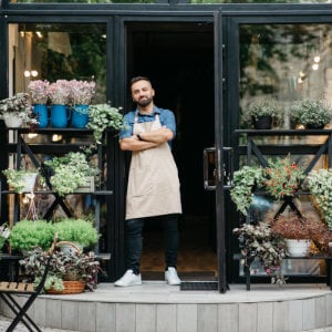 selbsteandiger-basis_300x300_2023_04 Mann vor Blumengeschaeft