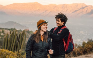 Zwei Menschen in Natur