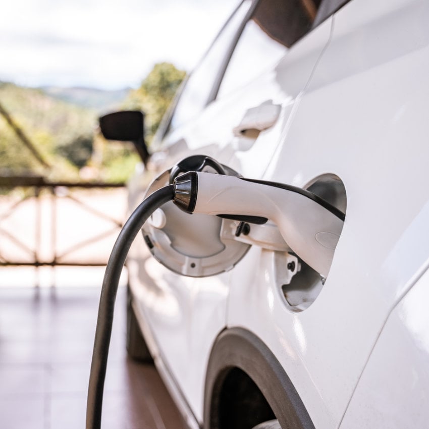 shutterstock_1957120951_850x850 E-Auto beim Laden