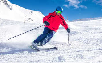 Skifahrer bei der Abfahrt