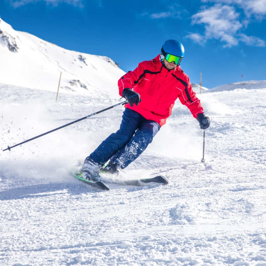 Skifahrer bei der Abfahrt
